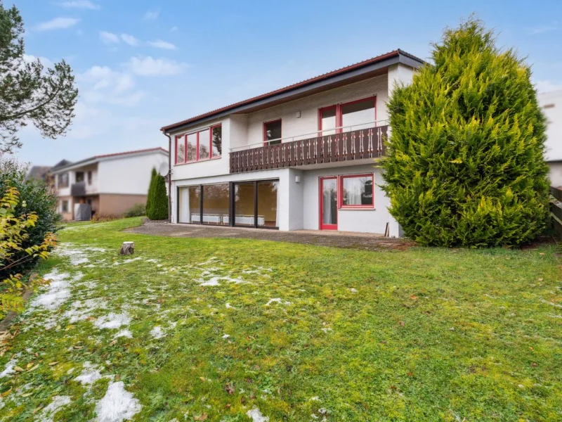 Hausansicht Garten - Haus kaufen in Ellwangen - Charmantes Einfamilienhaus mit Einliegerwohnung, Garage, Garten und Ausblick in Ellwangen-Rindelbach