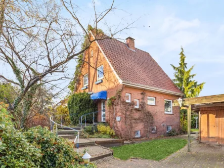 Hausansicht - Haus kaufen in Henstedt-Ulzburg - Charmantes Einfamilienhaus mit vier Zimmern und schönem Grundstück in Henstedt-Ulzburg