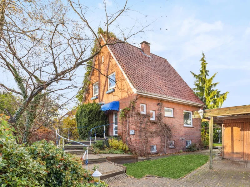 Hausansicht - Eingang - Haus kaufen in Henstedt-Ulzburg - Charmantes Einfamilienhaus mit vier Zimmern und schönem Grundstück in Henstedt-Ulzburg