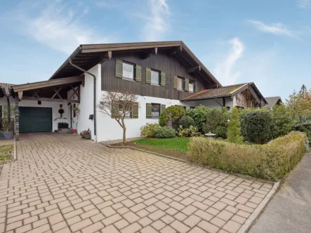 Hausvorderansicht - Haus kaufen in Eggstätt - Charmante Doppelhaushälfte in idyllischer Lage von Eggstätt