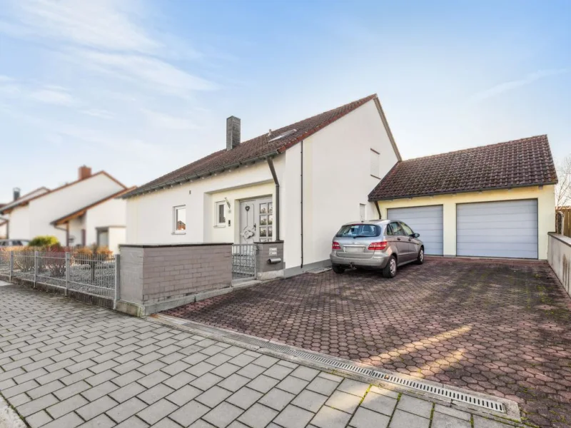 Titelbild - Haus kaufen in Neumarkt in der Oberpfalz - Gepflegtes Einfamilienhaus im schönen Pölling