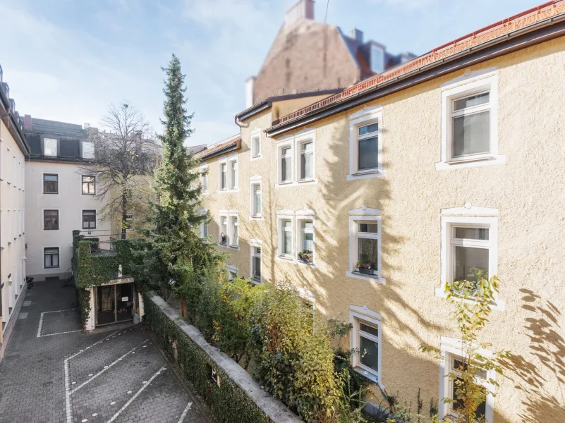 Titelbild - Wohnung kaufen in München - Moderne, ruhig gelegene, vermietete 2- bis 3-Zi.-Altbauwohnung im Rückgebäude von München-Neuhausen