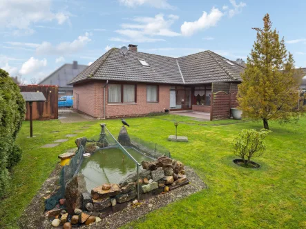 Rückansicht und Garten - Haus kaufen in Wiefelstede - Feiner Bungalow mit Ausbaureserve in ruhiger Lage von Metjendorf nahe der Oldenburger Stadtgrenze