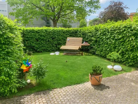 Terrasse und Gartenanteil - Wohnung kaufen in Filderstadt - Komfort und Ruhe: 2,5-Zimmer-Erdgeschoss-Wohnung mit schöner Terrasse in Bonlanden