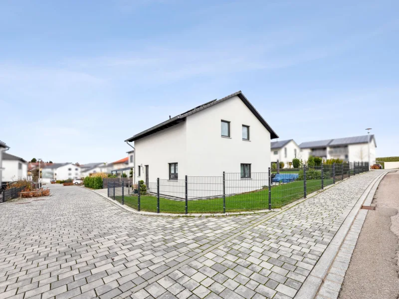 Titelbild - Haus kaufen in Feuchtwangen - Modernes Einfamilienhaus mit großzügigem Garten und nachhaltiger Ausstattung in Feuchtwangen