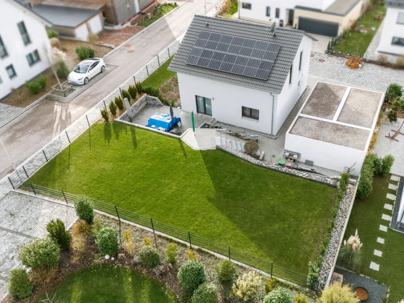 Titelbild - Haus kaufen in Feuchtwangen - Modernes Einfamilienhaus mit großzügigem Garten und nachhaltiger Ausstattung in Feuchtwangen