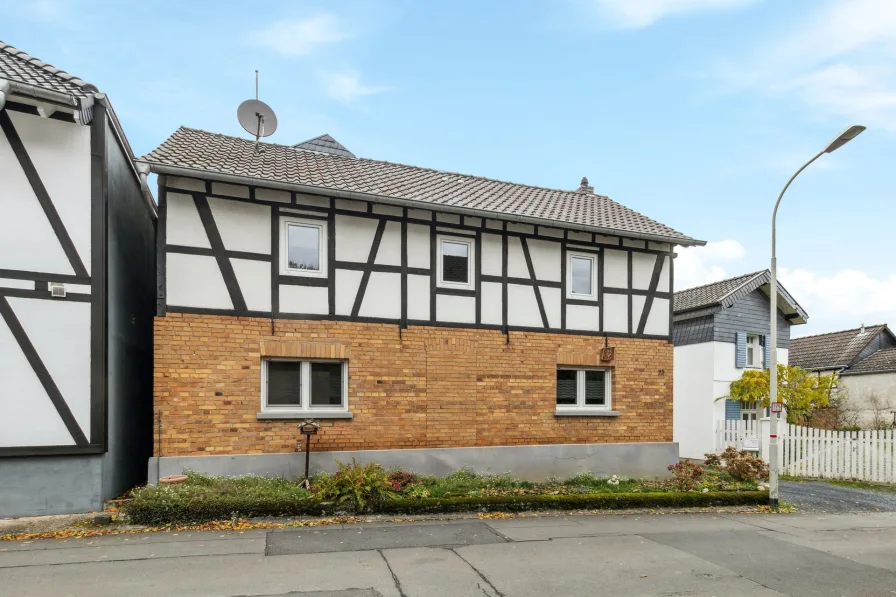 Ansicht 1 - Haus kaufen in Königswinter - Historie und moderne Architektur: Ihr neues Zuhause mit Einliegerwohnung in Königswinter-Oelinghoven