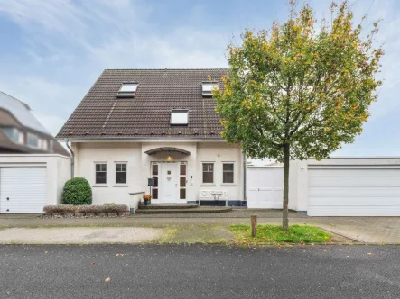 Außenansicht - Haus kaufen in Köln - Architektenhaus mit schönem Garten und Schwimmteich in Köln-Blumenberg