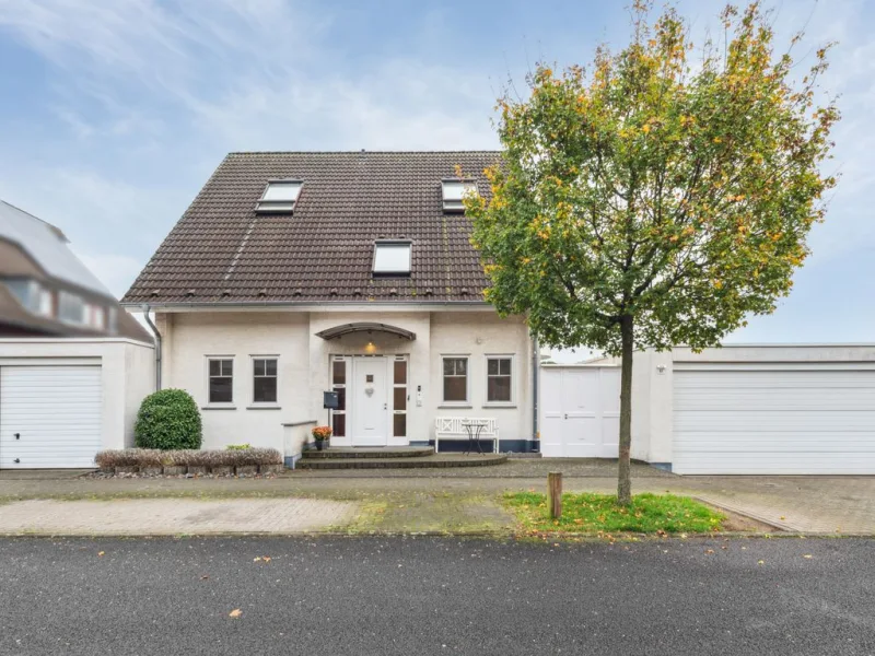 Außenansicht - Haus kaufen in Köln - Architektenhaus mit schönem Garten und Schwimmteich in Köln-Blumenberg