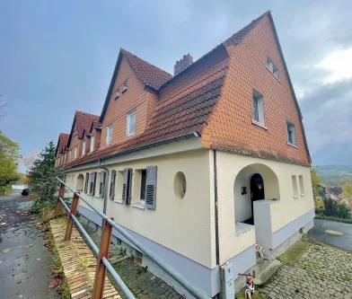 Außen1 - Haus kaufen in Nidda - 14 Wohnungen zu Verkaufen, gebaut wie Reihenhäuser.