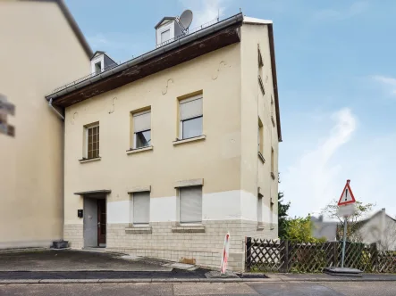 Hausansicht - Haus kaufen in Höhr-Grenzhausen - Mehrfamilienhaus mit Potential für Handwerker 