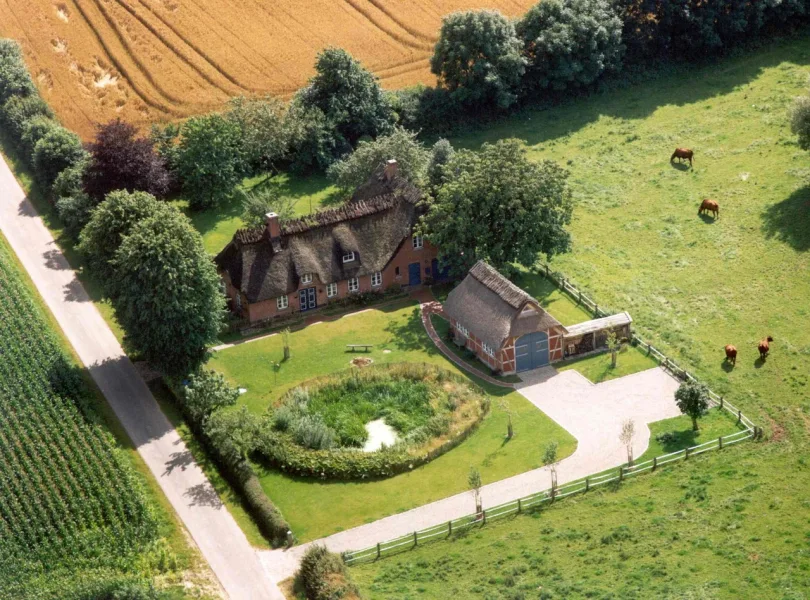 Titelbild - Haus kaufen in Steinbergkirche - Schmuckstück unter Reet in idyllischer Alleinlage  unweit der Förde