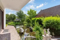 Terrasse mit Blick zum Teich