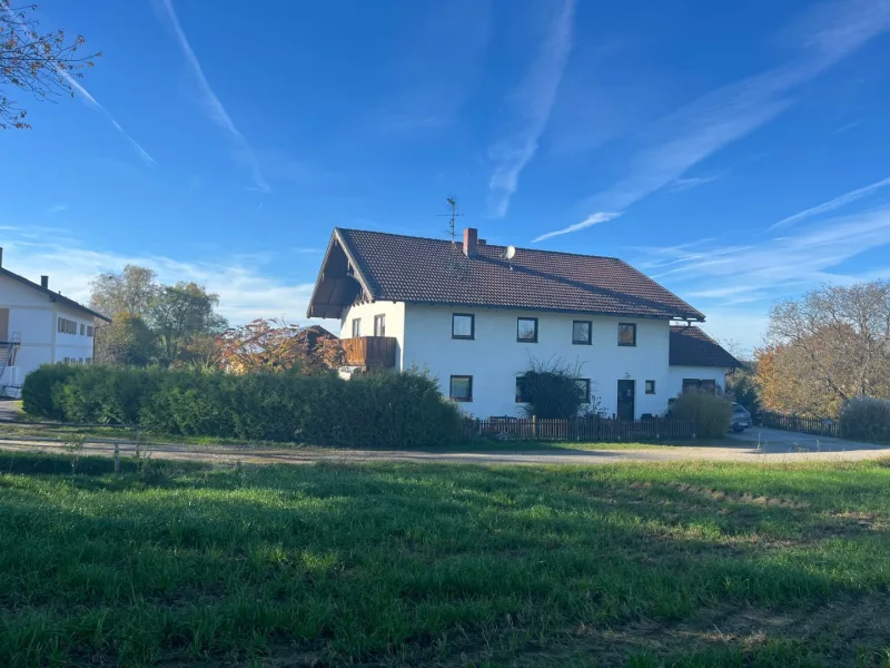 Titelbild - Haus kaufen in Pleiskirchen - Geräumiges Ein-/Zweifamilienhaus in idyllischer Lage in Pleiskirchen