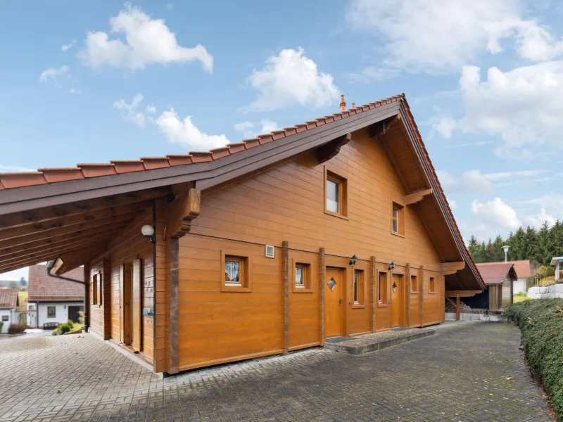 Hausansicht - Haus kaufen in Meßstetten - Traumhaftes 2-Familien-Holzhaus in Toplage in Meßstetten