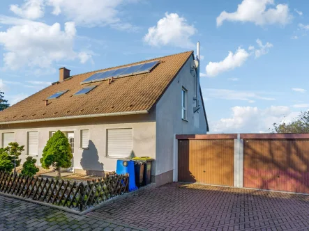 Ansicht Haus - Haus kaufen in Schkopau - Großes Ein- oder Zweifamilienhaus mit Doppelgarage in Schkopau-Korbetha