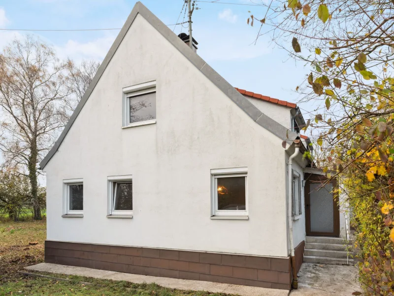 Titelbild - Haus kaufen in Neu-Ulm - Liebhaber aufgepasst! Landhaus mit viel Potenzial und großem Grundstück in toller Lage von Neu-Ulm