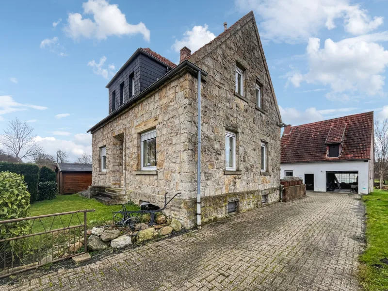 Titelbild - Haus kaufen in Ibbenbüren - Vielfältig nutzbares Ein-Zweifamilienhaus mit großem Grundstück und Nebengbäude in Ibbenbüren! 