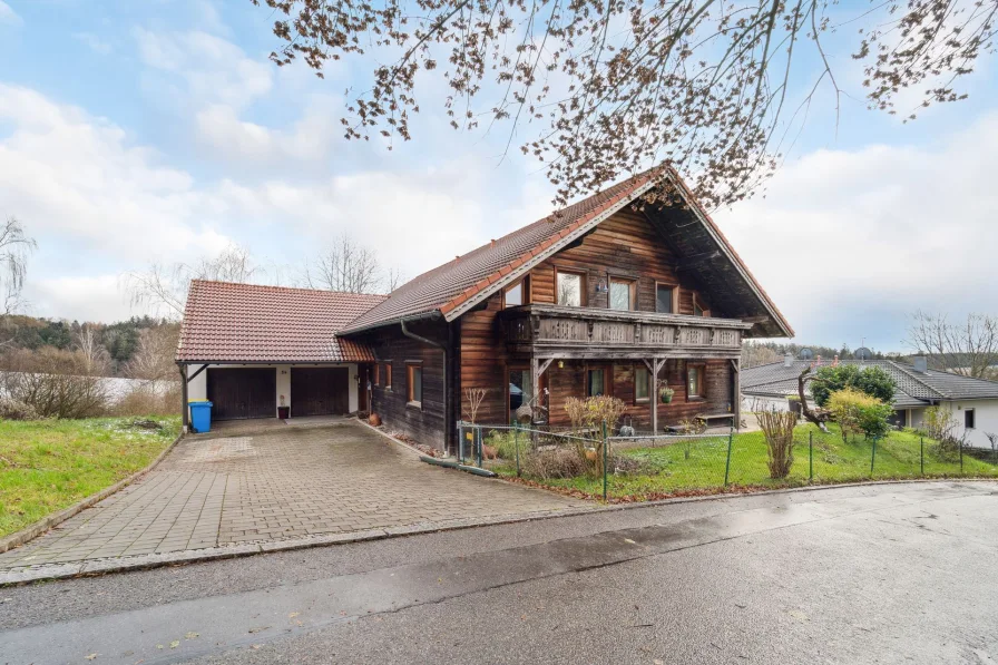 Ansicht - Haus kaufen in Eggenfelden - Exklusives Holzhaus inkl. Einliegerwohnung in bevorzugter Lage in Eggenfelden