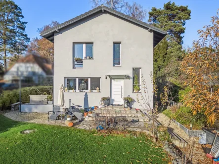 Blick auf das Haus - Haus kaufen in Berlin - Modernisiertes Zweifamilienhaus mit viel Platz, großes Grundstück in top Lage von Berlin Hermsdorf