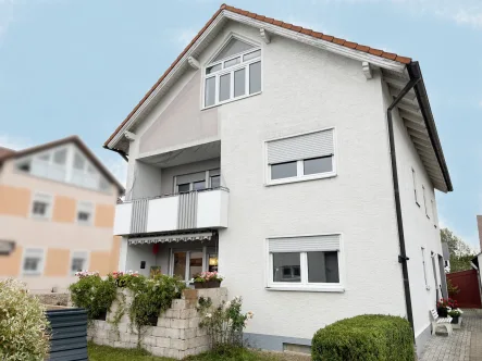 Außenansicht - Haus kaufen in Speichersdorf - Ansprechendes Zweifamilienhaus zur Eigennutzung in Speichersdorf