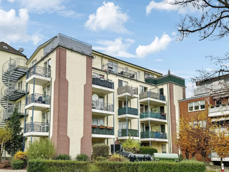 Hausansicht 1 - Wohnung kaufen in Düsseldorf - Vermietetes Apartment mit Balkon und Tiefgaragenstellplatz in Düsseldorf-Hassels