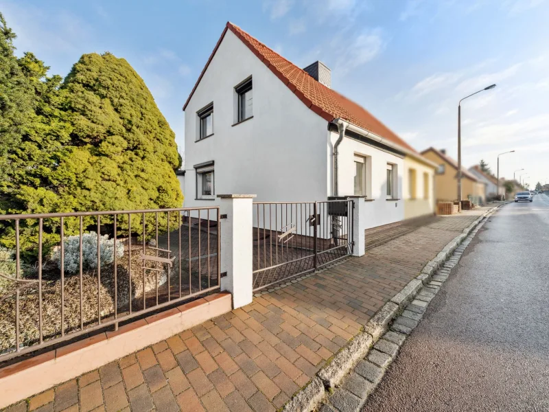 Hausansicht - Haus kaufen in Lutherstadt Wittenberg - Charmante Doppelhaushälfte mit tollem Grundstück in Lutherstadt Wittenberg