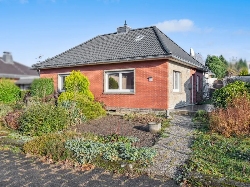 Hausansicht - Haus kaufen in Übach-Palenberg - Wunderschöner Bungalow in attraktiver Lage von Übach-Palenberg