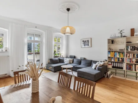 Titelfoto - Wohnung kaufen in Berlin - Charmante, bezugsfreie 3-Zimmer-Altbauwohnung mit zwei Balkonen und hohem Wohnkomfort in Berlin