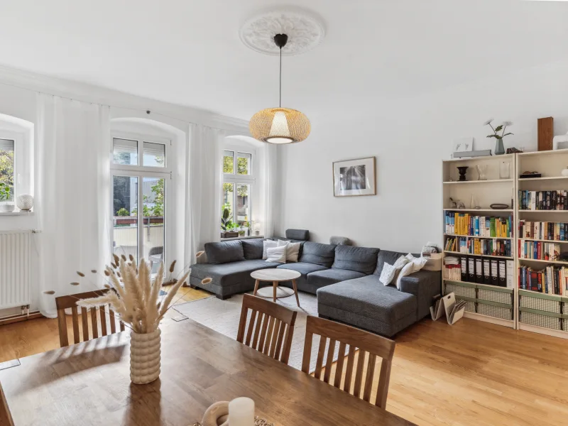 Titelfoto - Wohnung kaufen in Berlin - Charmante, bezugsfreie 3-Zimmer-Altbauwohnung mit zwei Balkonen und hohem Wohnkomfort in Berlin