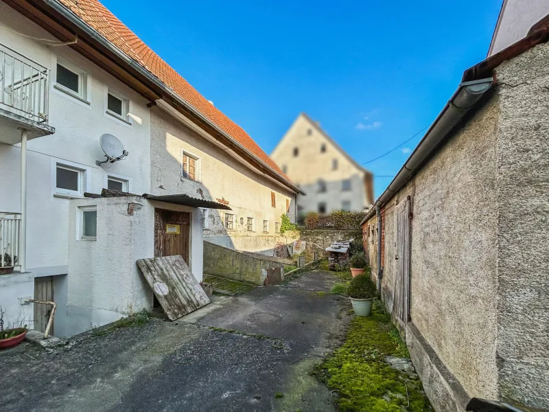 Innenhof mit hinterem Ausgang