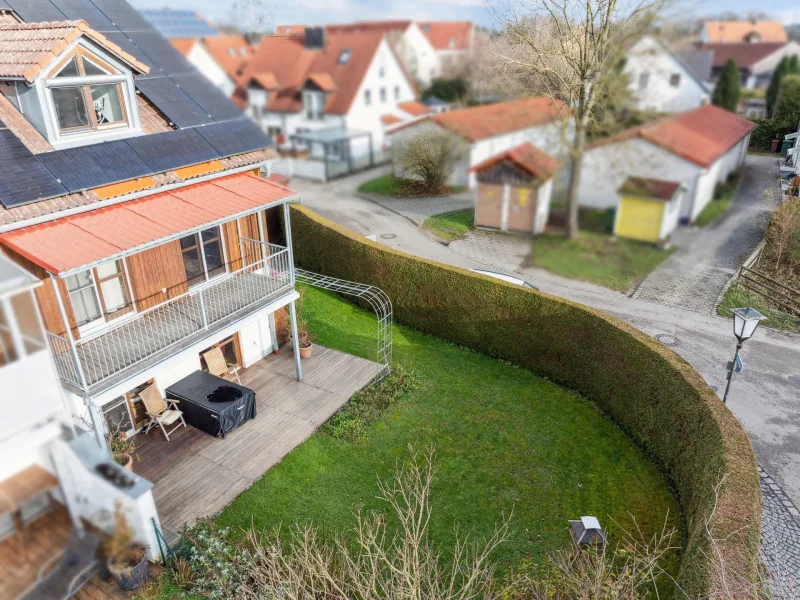 Blick auf Haus und Garten