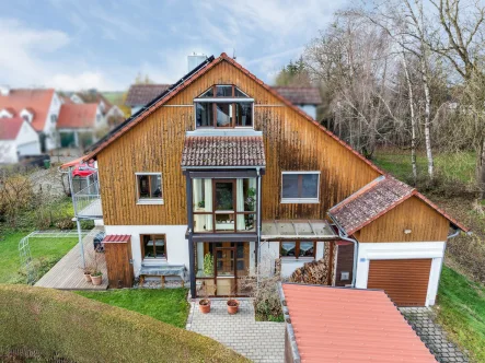 Hausansicht - Haus kaufen in Fahrenzhausen - Charmante und sehr gepflegte DHH in ruhiger, aber verkehrsgünstiger Lage von Fahrenzhausen