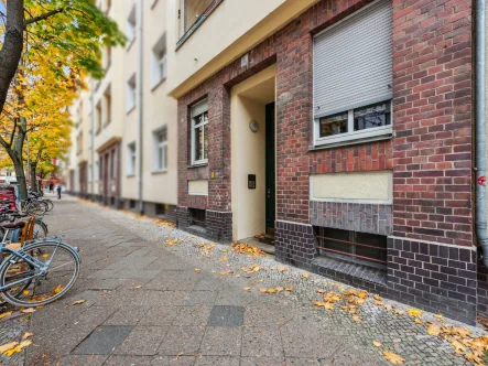 Hausansicht - Wohnung kaufen in Berlin - Bezugsfreie und wunderbar helle 2,5-Zimmer-Wohnung mit 2 Balkonen in Berlin - Prenzlauer Berg