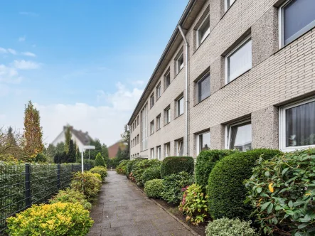 Hausansicht - Wohnung kaufen in Düsseldorf - Attraktives Apartment mit Balkon und Stellplatz in Düsseldorf-Eller