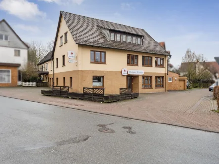 Titelbild - Haus kaufen in Diemelstadt - Ihr eigener Gasthof oder Mehrfamilienhaus? Und dazu ein Baugrundstück in Diemelstadt