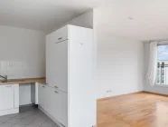 Küche mit Blick ins Wohnzimmer