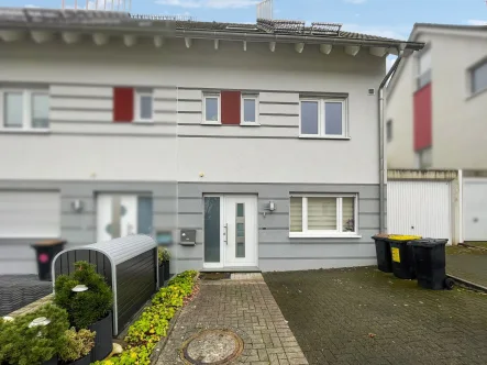 Frontansicht - Haus kaufen in Wuppertal - Moderne Doppelhaushälfte mit Solaranlage und einzigartigem Raumkonzept in Wuppertal 