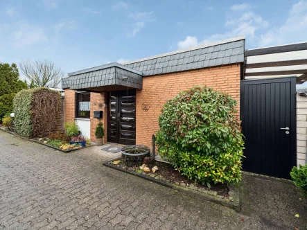 Hausansicht - Haus kaufen in Leichlingen - Attraktiver Bungalow mit Atrium und Garage in begehrter Lage von Leichlingen