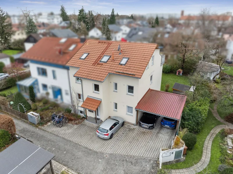 Gebäudeansicht mit Carports