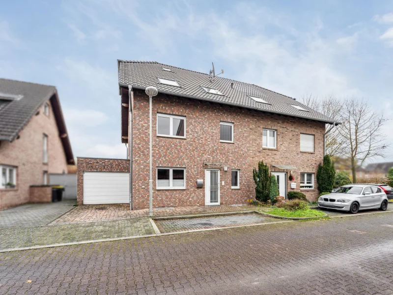 Titelbild - Haus kaufen in Neuss - Eine stilvolle Doppelhaushälfte, eingebettet in ein idyllisch-ruhiges Wohngebiet von Neuss Rosellen