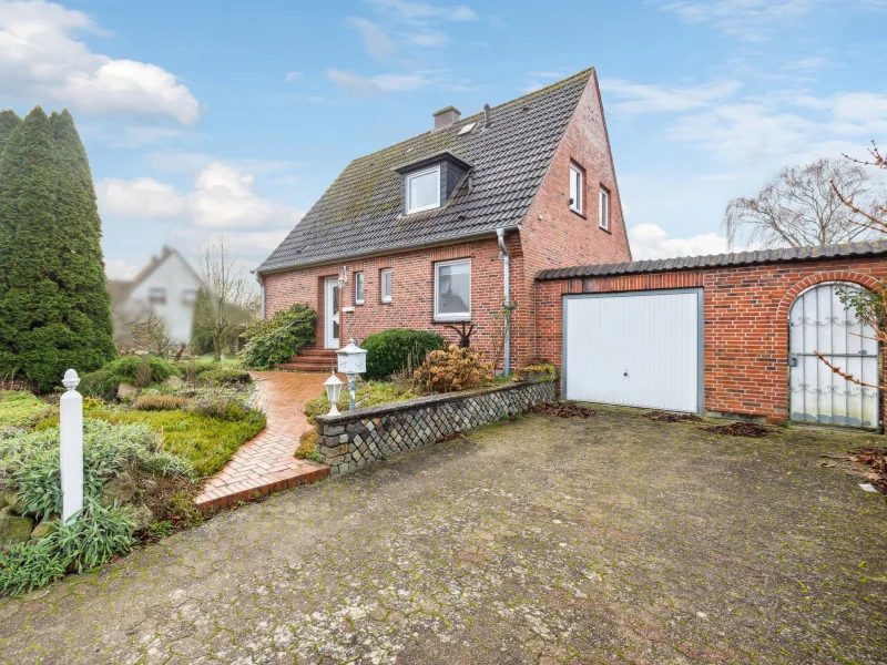 Hausansicht - Vorgarten - Haus kaufen in Jevenstedt - Einfamilienhaus mit großem Grundstück in Jevenstedt-Nienlanden