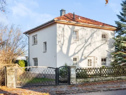 Hauseingang - Haus kaufen in Berlin - Energieeffizientes, modernes Einfamilienhaus, 3,5 Zimmer, Teich, Garage, Pavillon in Berlin Lankwitz