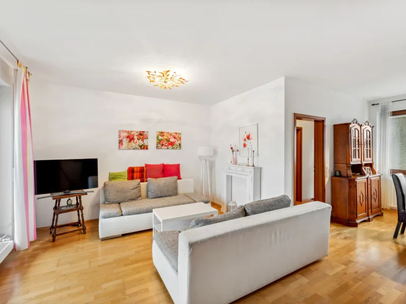 Titelbild - Wohnung kaufen in Stuttgart -  Charmante 2-Zimmer - Eigentumswohnung mit viel Komfort und privater Dachterrasse in Neugereut