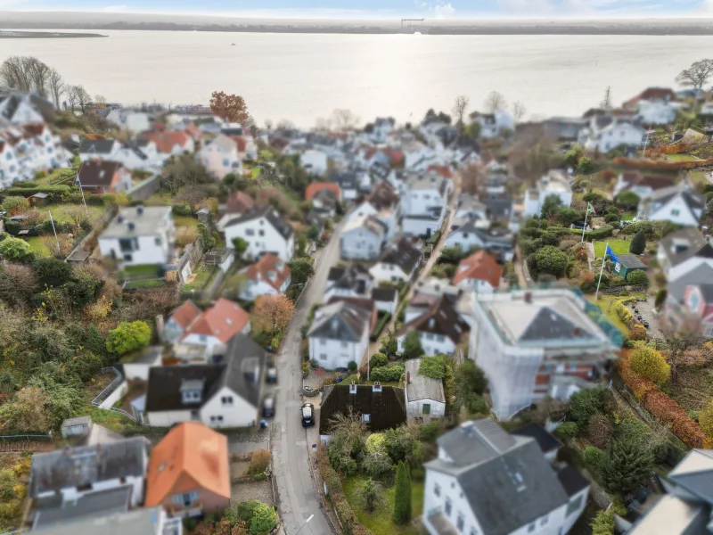 Titelbild - Haus kaufen in Hamburg - Kleines Juwel im Blankeneser Treppenviertel - Gemütliches Einfamilienhaus mit Nebengebäude 