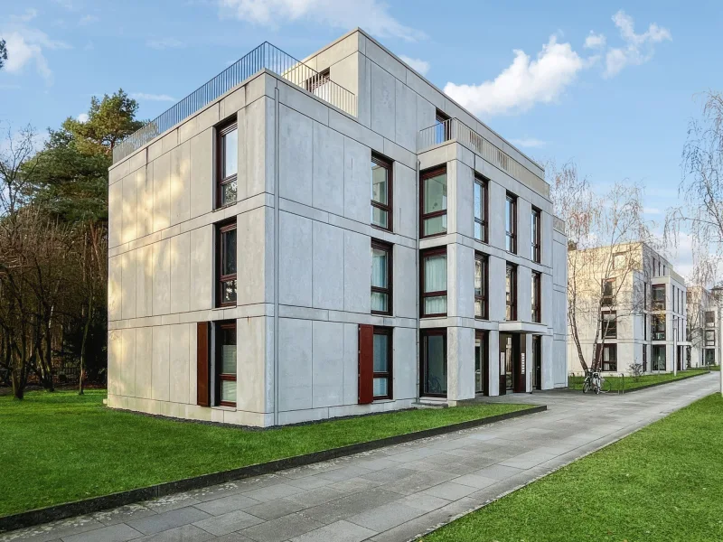 Titelbild - Wohnung kaufen in Berlin - Exklusive 4-Zimmer-Wohnung in Dahlem mit Waldblick, moderner Ausstattung und Tiefgaragenstellplatz