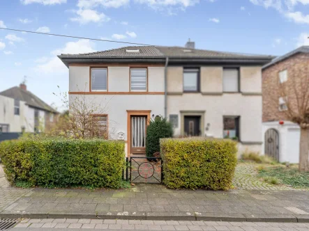 Frontansicht - Haus kaufen in Duisburg - Doppelhaushälfte mit großem Garten in Duisburg-Hochemmerich