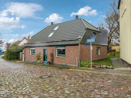 Titelbild - Haus kaufen in Wiek - Hübsches Einfamilienhaus mit großem Grundstück in direkter Hafennähe in Wiek auf Rügen 