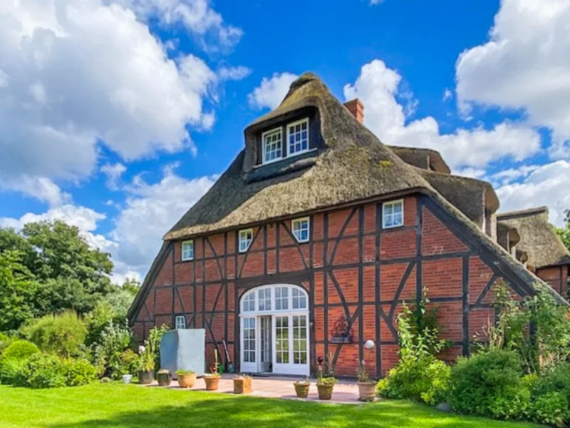 Wohnzimmerterrasse - Wohnung kaufen in Lübeck - Brodten - Idyllische Eigentumswohnung unter Reet an der Ostsee auf Erbpachtgrundstück