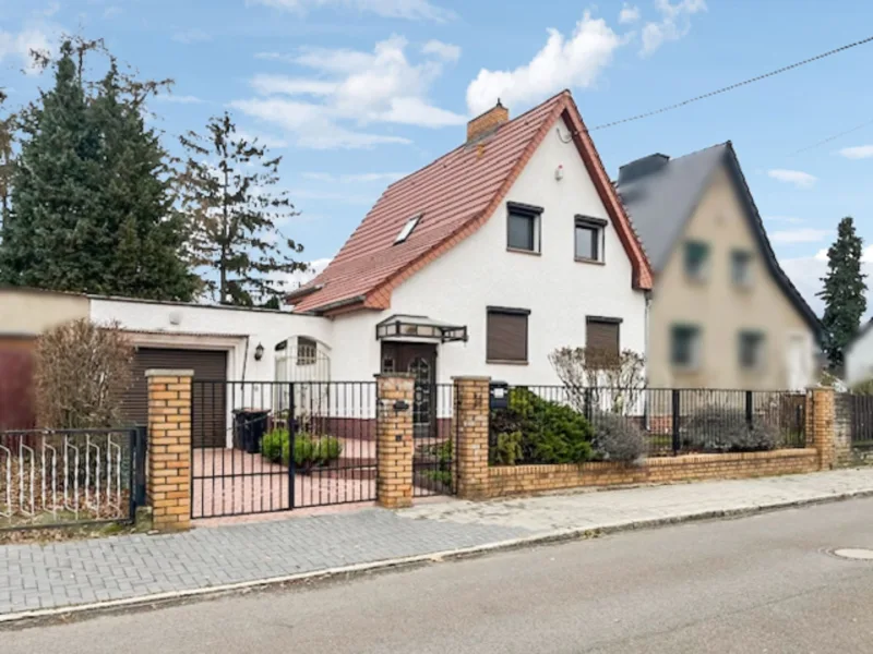 Hausansicht - Haus kaufen in Berlin - Frisch renovierte, einzugsbereite Doppelhaushälfte mit Vollkeller und Garage in Berlin Biesdorf